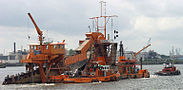 Drague à godets dans le port de Hambourg.