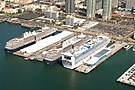 Vue du port de croisière de San Diego avec trois navires à l'ancre.