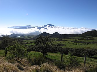 Le piton des Neiges, plus haut sommet de La Réunion, et la plaine des Cafres, inscrits au sein des « Pitons, cirques et remparts de l'île de La Réunion » (France). (définition réelle 3 072 × 2 304*)