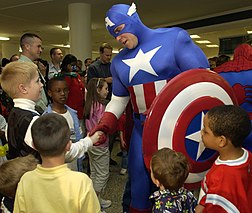 Captain America rencontrant des enfants au Pentagone