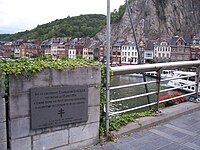 Plaque sur le pont de Dinant commémorant l'endroit où Charles de Gaulle fut blessé alors qu'il traversait la Meuse en 1914.