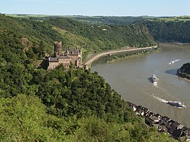 Le Rhin et le château du Katz, à Saint-Goarshausen en Rhénanie-Palatinat. Le rocher de la Lorelei est en arrière-plan. (définition réelle 3 104 × 2 320)