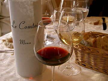Verres de vin blanc et rouge dans un restaurant